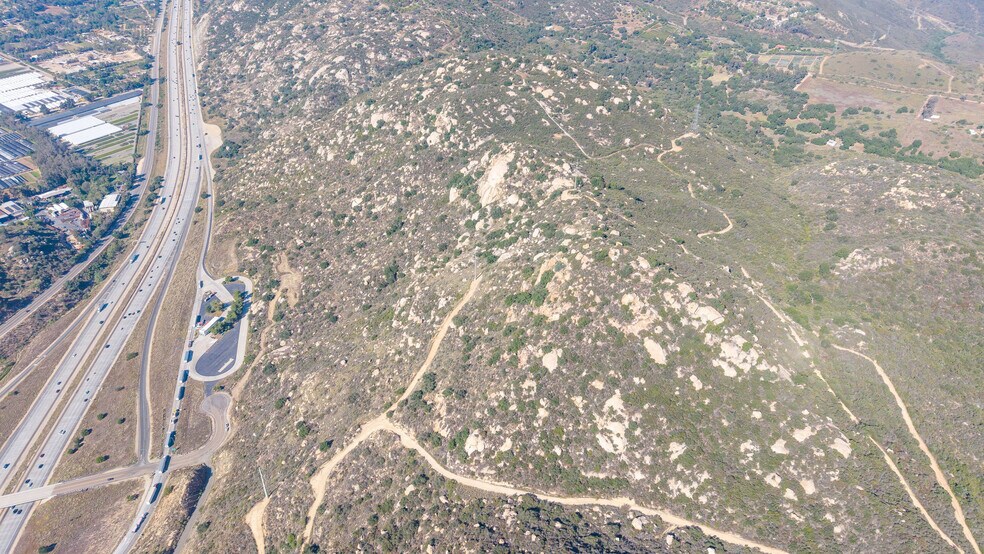 Rainbow Valley Blvd W, Fallbrook, CA à vendre - Photo du bâtiment - Image 3 de 7