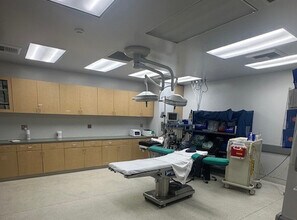 18425 Burbank Blvd, Tarzana, CA for lease Building Photo- Image 2 of 8