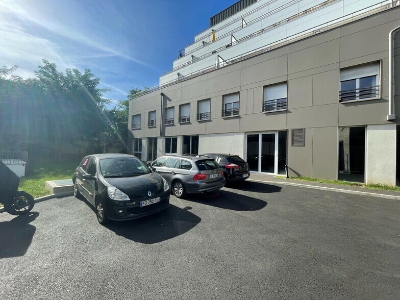 Local d'activités dans Ivry-sur-Seine à vendre - Photo du bâtiment - Image 2 de 10