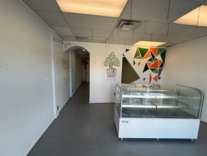 11109-11129 N Oak Tfwy, Kansas City, MO à louer Photo du bâtiment- Image 1 de 9