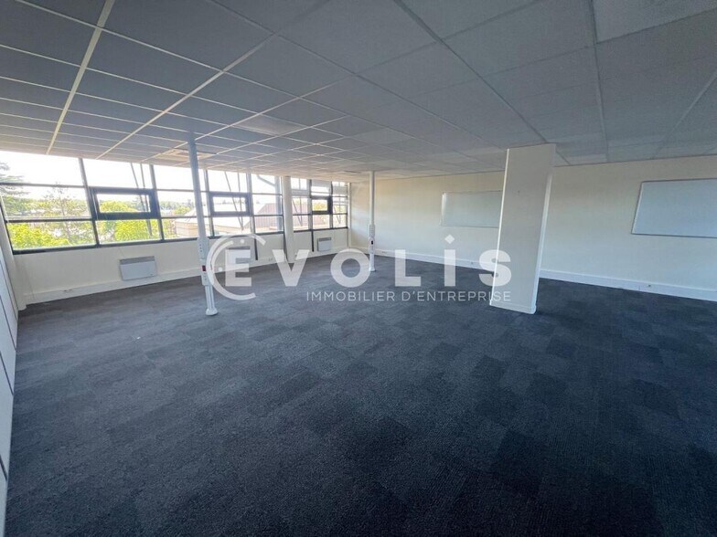 Office in Melun for lease - Interior Photo - Image 3 of 7