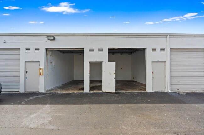 Plus de détails pour 7401 NW 68th St, Miami, FL - Industriel à louer