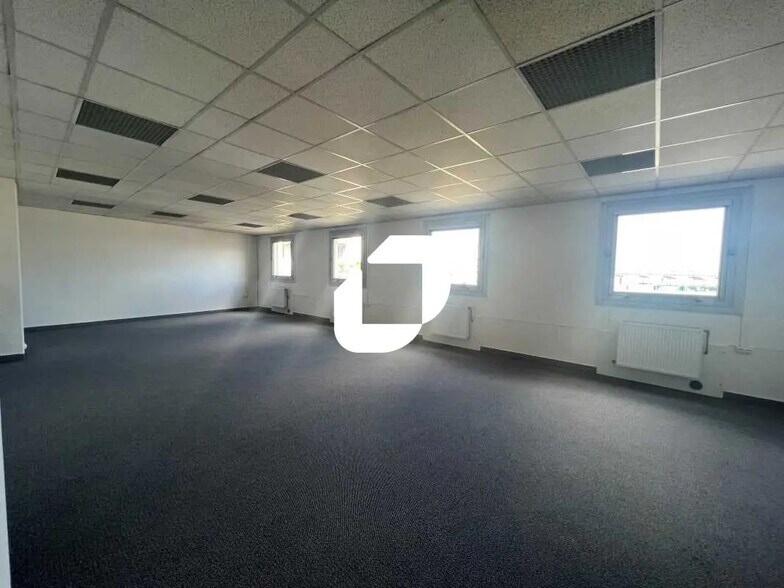 Bureau dans Saint-Ouen-sur-Seine à louer - Photo du bâtiment - Image 3 de 8