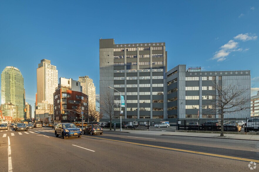 4740 21st St, Long Island City, NY à louer - Photo du bâtiment - Image 2 de 5