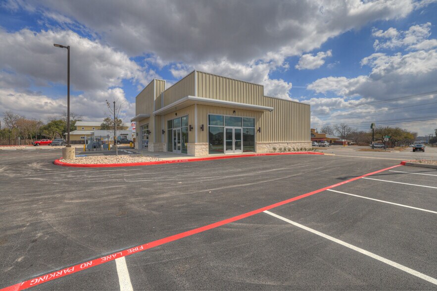 596 S Business Ih 35, New Braunfels, TX à louer - Photo du bâtiment - Image 3 de 24