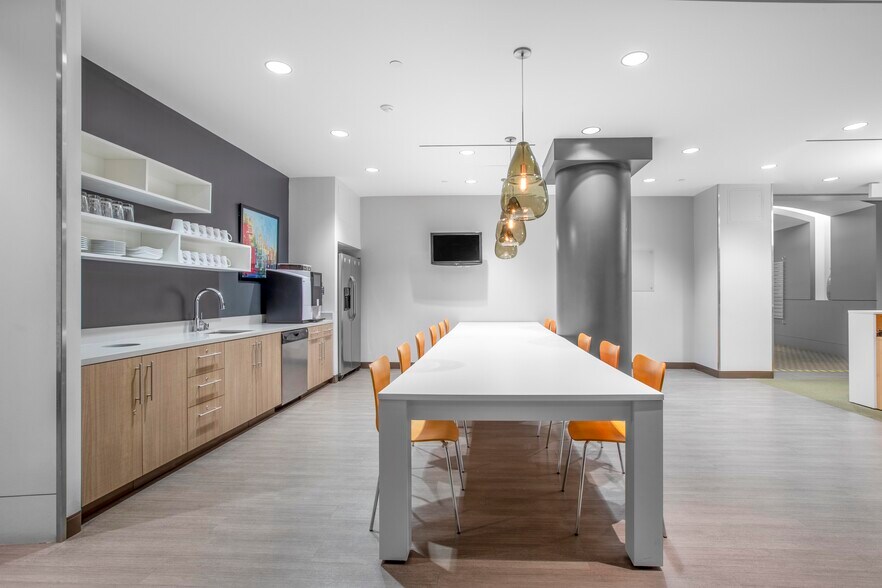 895 Dove St, Newport Beach, CA à louer - Photo intérieure - Image 3 de 7