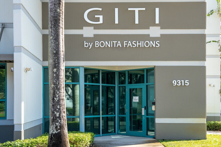 9315 NW 112th Ave, Miami, FL à vendre - Photo du bâtiment - Image 2 de 20