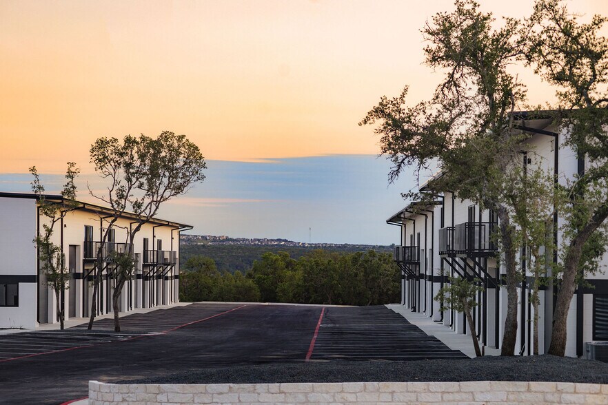 15431 Fitzhugh Rd, Dripping Springs, TX à vendre - Photo du bâtiment - Image 1 de 39
