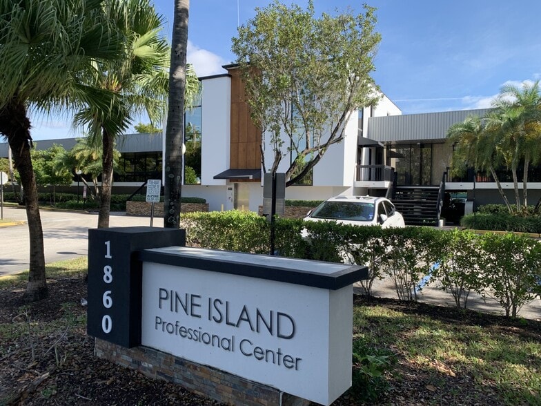 1860 N Pine Island Rd, Plantation, FL à louer - Photo du bâtiment - Image 2 de 10