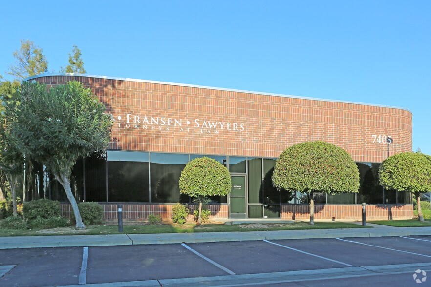7405 N 1st St, Fresno, CA à vendre - Photo du bâtiment - Image 2 de 12