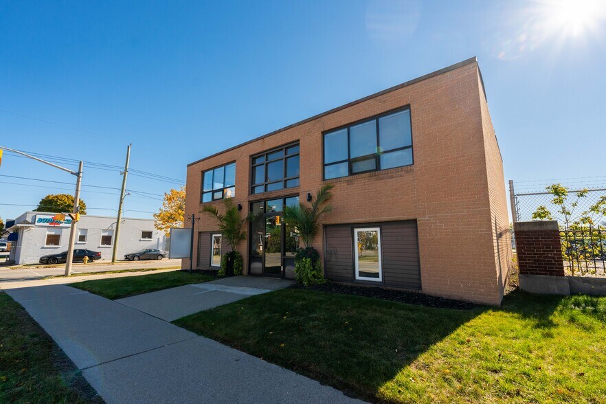219 Lochiel St, Sarnia, ON à vendre - Photo du bâtiment - Image 3 de 48
