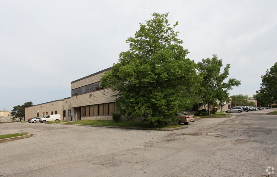 32-54 Ashwarren Rd, Toronto, ON à louer - Photo du bâtiment - Image 1 de 4