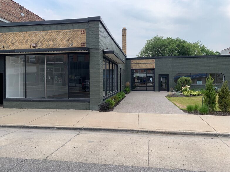 804 W Main St, Owosso, MI à louer - Photo du bâtiment - Image 3 de 9