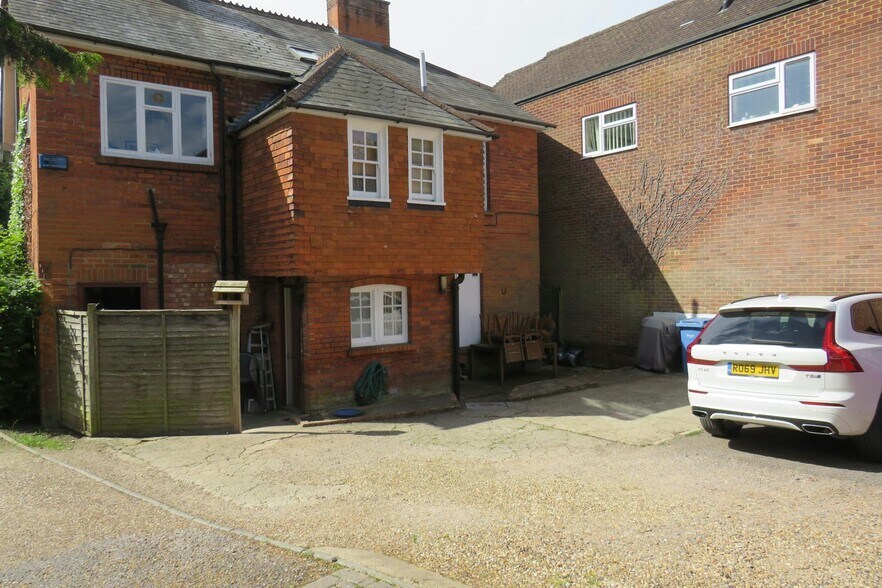 High St, Hartley Wintney à louer - Photo du bâtiment - Image 3 de 4
