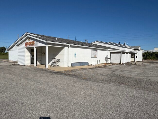 More details for 810 Deal St, Highland, IL - Industrial for Sale