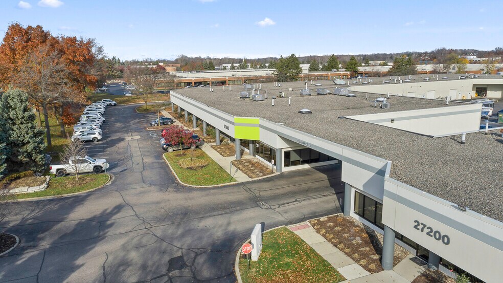 27260 Haggerty Rd, Farmington Hills, MI à louer - Photo du bâtiment - Image 2 de 7