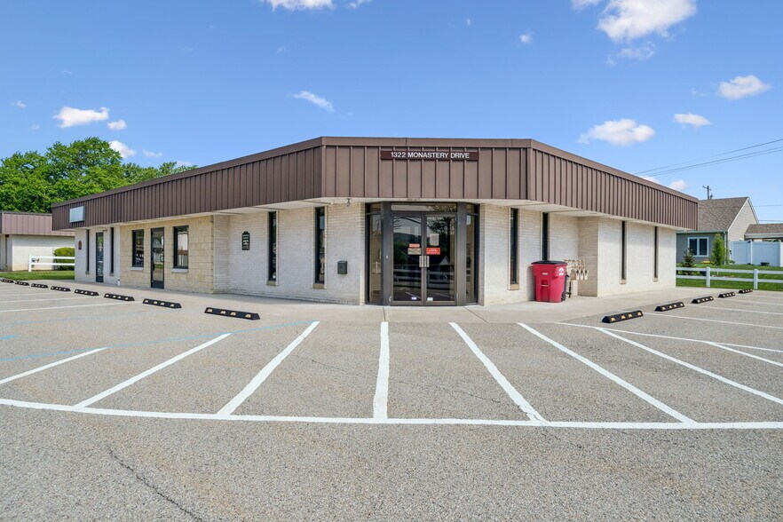 1322 Monastery Dr, Latrobe, PA à vendre - Photo du bâtiment - Image 1 de 22