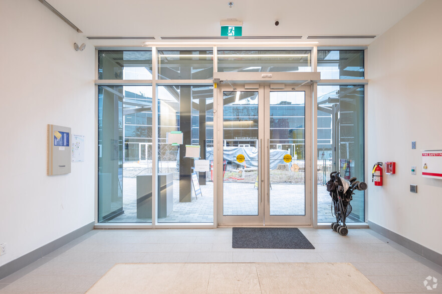 15350 Croydon Dr, Surrey, BC for lease - Lobby - Image 3 of 9