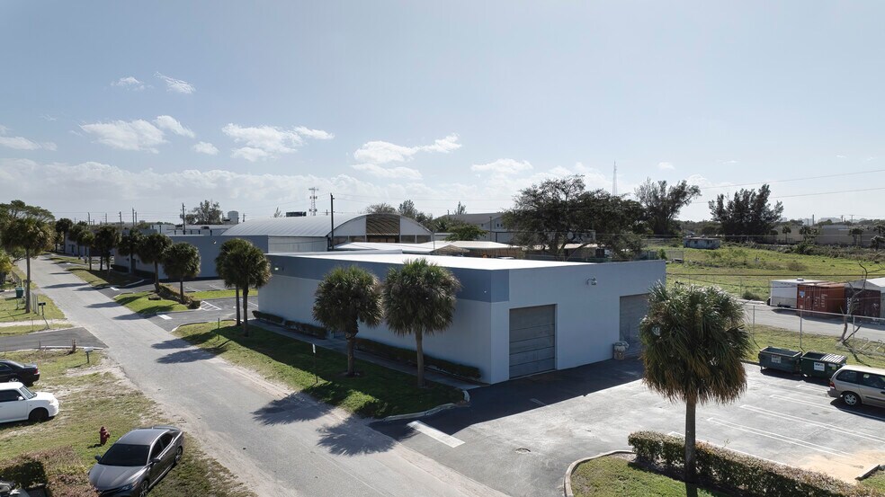 1243 W 52nd St, Mangonia Park, FL à louer - Photo du bâtiment - Image 3 de 9