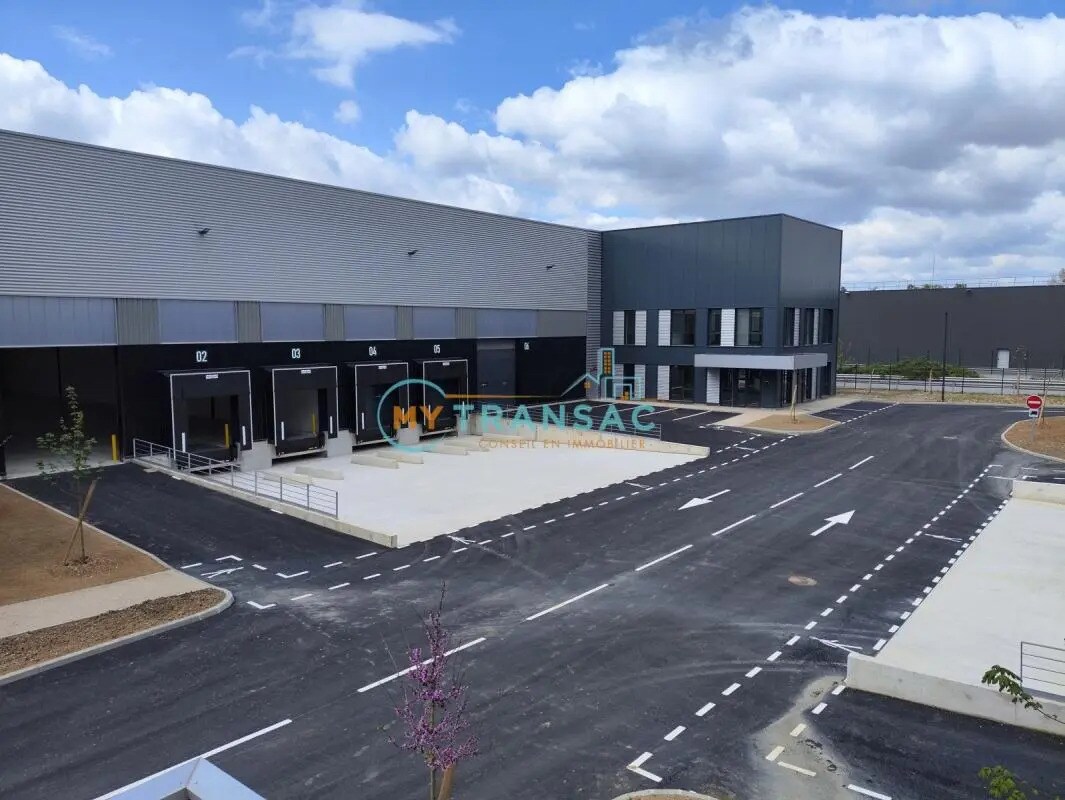 Flex in La Courneuve for lease Building Photo- Image 1 of 11