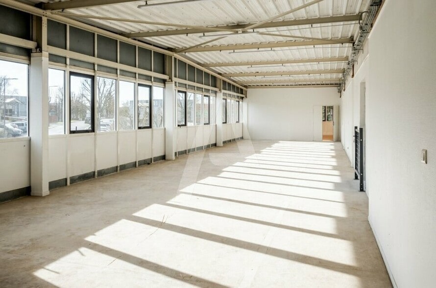 Industrial in Saint-Thibault-des-Vignes for lease - Interior Photo - Image 3 of 9