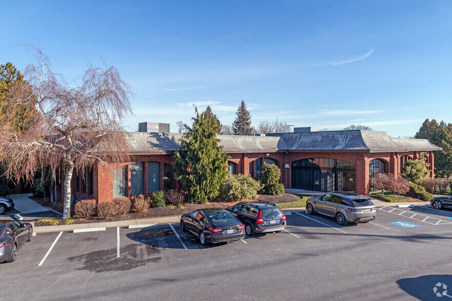 35 Sockanosset Cross Rd, Cranston, RI à louer - Photo du bâtiment - Image 3 de 6