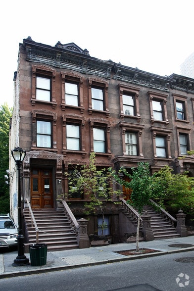325 W 46th St, New York, NY for sale - Building Photo - Image 2 of 2