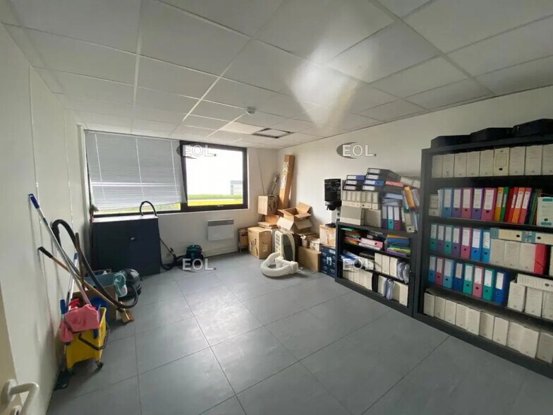 Flex in Combs-la-Ville for lease - Interior Photo - Image 2 of 13