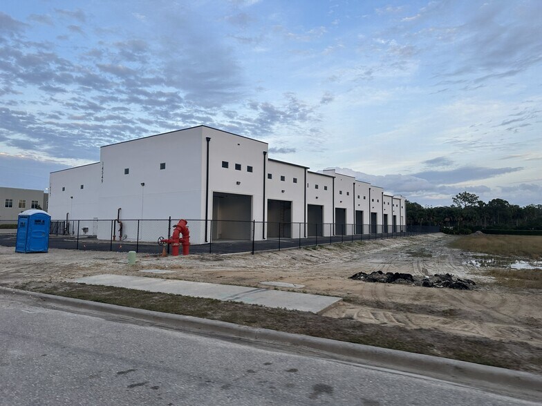 15547 Global Pkwy., Fort Myers, FL à vendre - Photo du bâtiment - Image 1 de 7
