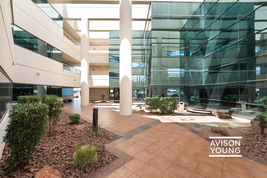 2110 E Flamingo Rd, Las Vegas, NV à louer - Photo du bâtiment - Image 3 de 7