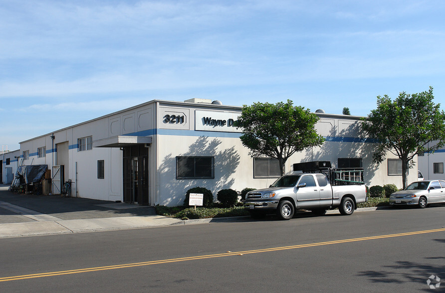 3211 Maple St, Santa Ana, CA for lease - Building Photo - Image 2 of 4