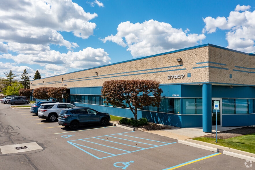 27003-27007 Hills Tech Ct, Farmington Hills, MI for lease - Building Photo - Image 2 of 4