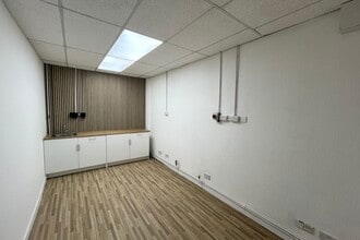 Lustleigh Close, Exeter for lease Interior Photo- Image 2 of 4