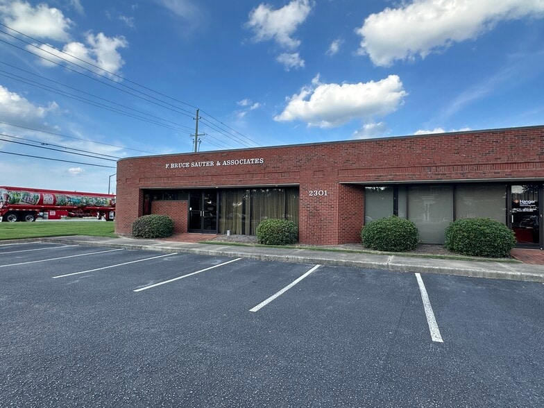 2301 Executive Cir, Greenville, NC for lease - Building Photo - Image 1 of 1