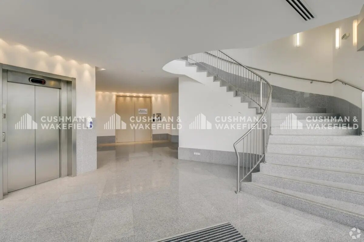 2 Rue René Caudron, Voisins-le-Bretonneux for lease Interior Photo- Image 1 of 10