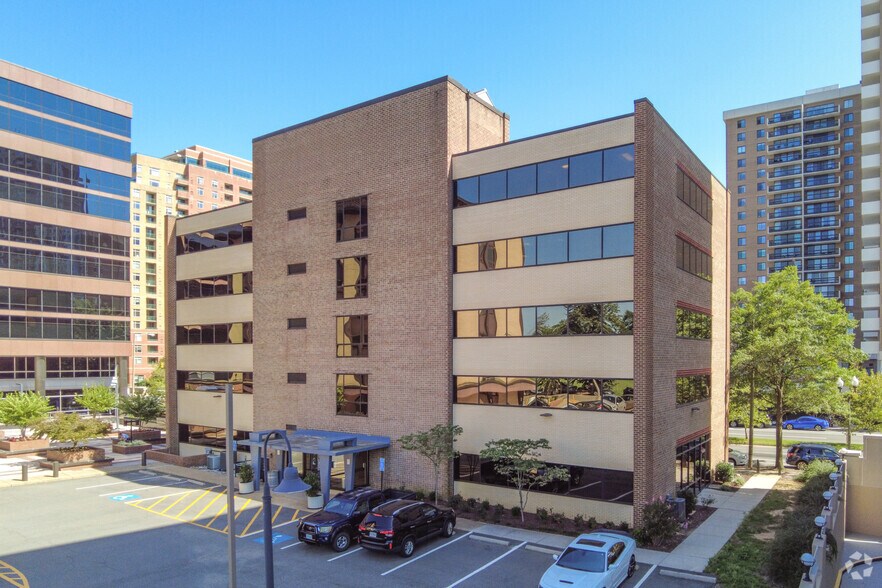 3803 N Fairfax Dr, Arlington, VA à louer - Photo du bâtiment - Image 3 de 6