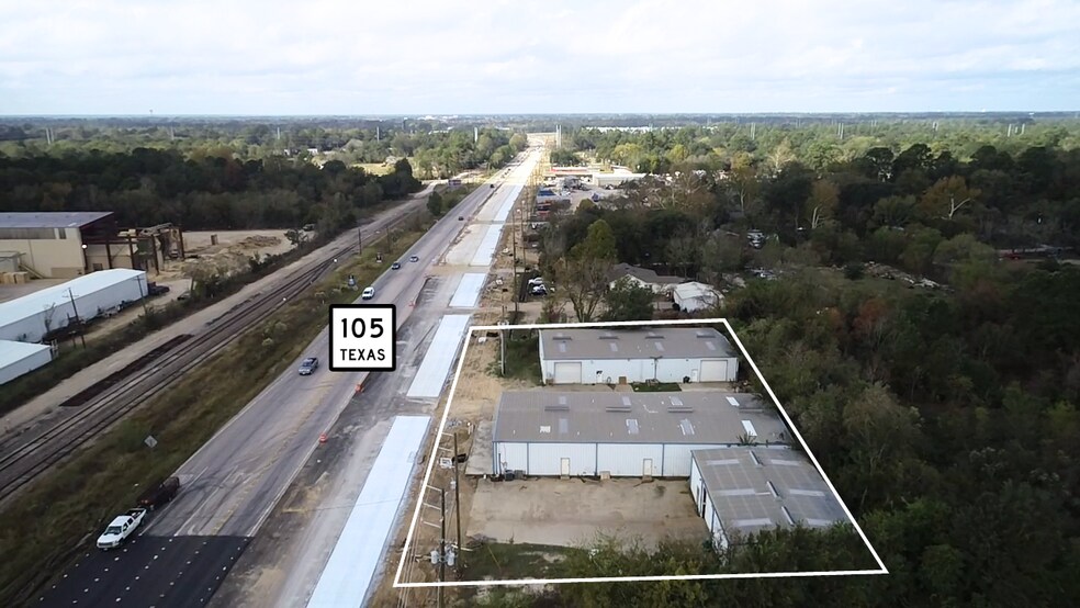 2416 E Davis St, Conroe, TX à louer - Photo du bâtiment - Image 2 de 6