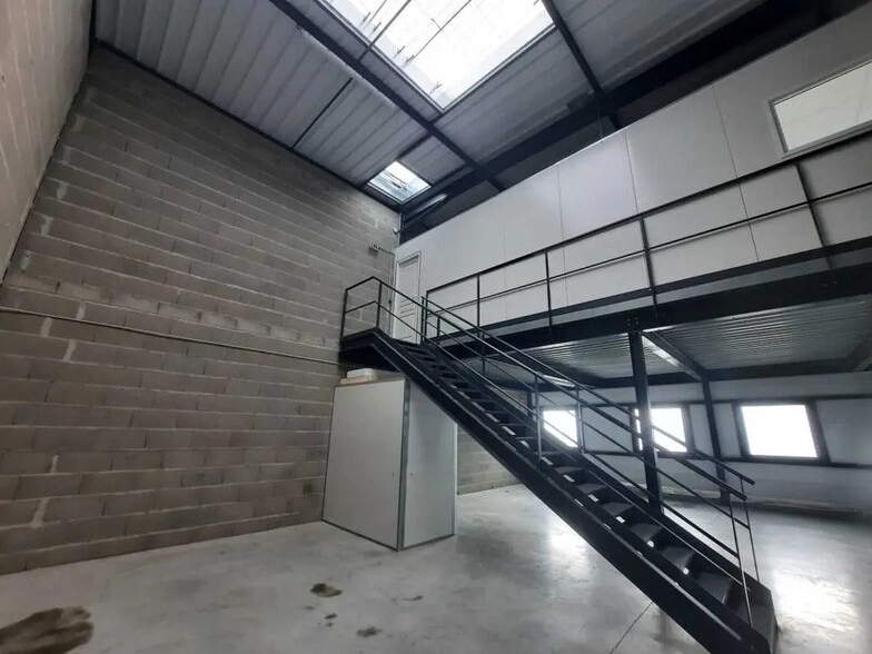 Flex in Genay for lease - Interior Photo - Image 2 of 7