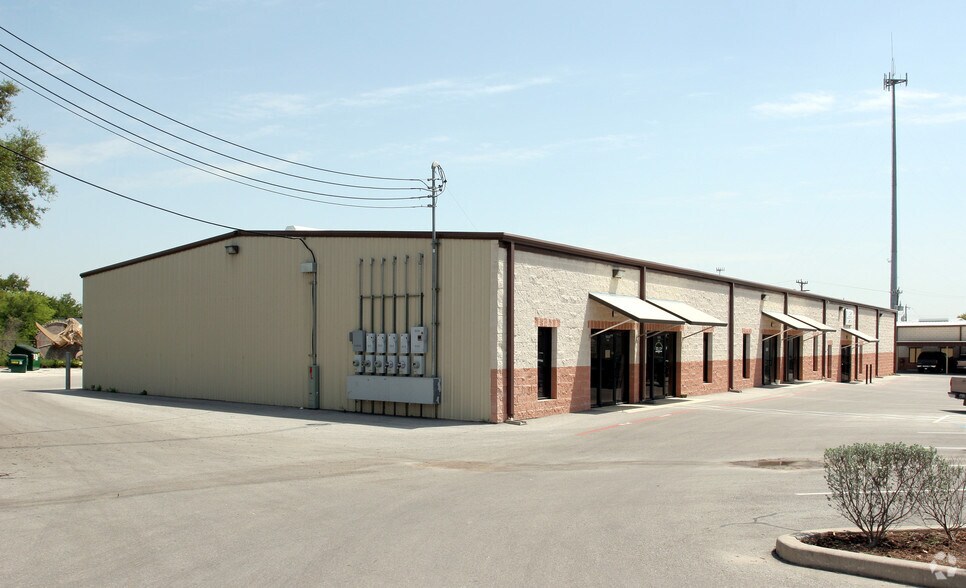 15555 Tradesman Dr, San Antonio, TX à louer - Photo du bâtiment - Image 1 de 12