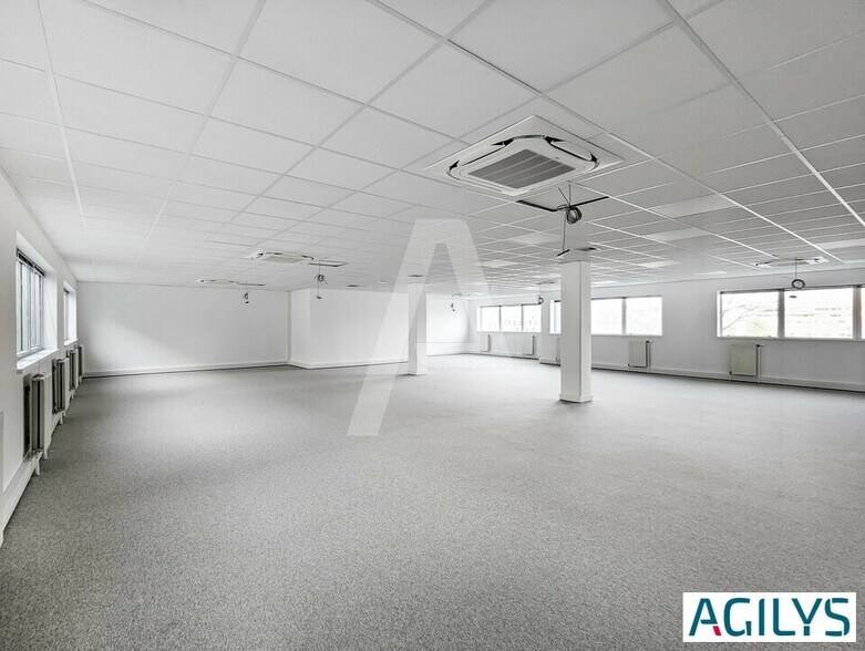 2-12 Rue Du Chemin Des Femmes, Massy for lease - Interior Photo - Image 2 of 11