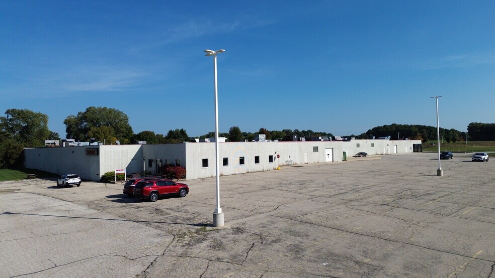 3701 Decorah Rd, West Bend, WI à louer - Photo du bâtiment - Image 2 de 4