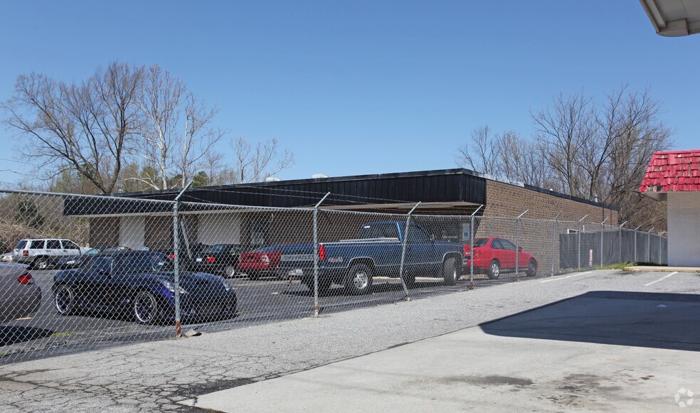 3002 English Rd, High Point, NC for lease - Building Photo - Image 2 of 11