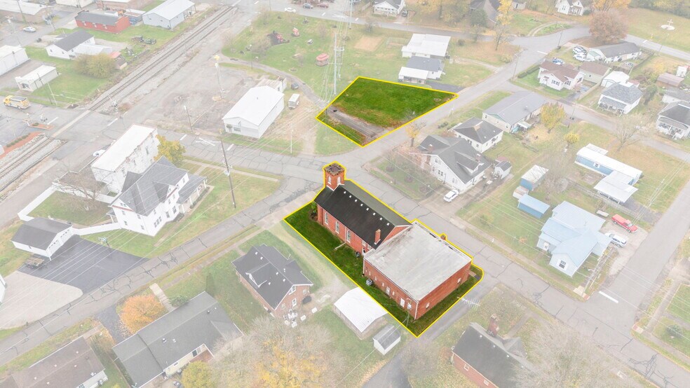 102 N Kattman Ave, Crothersville, IN à vendre - Photo du bâtiment - Image 3 de 38