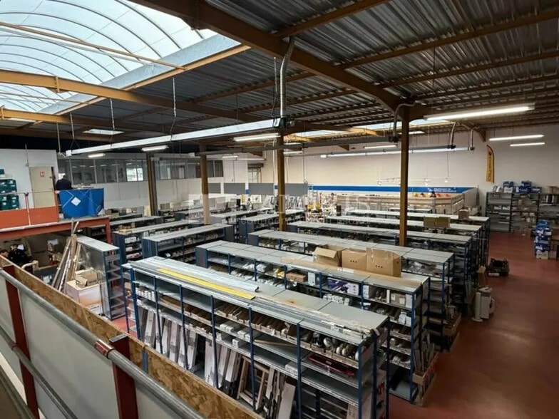 Flex in Lyon for lease - Building Photo - Image 3 of 14