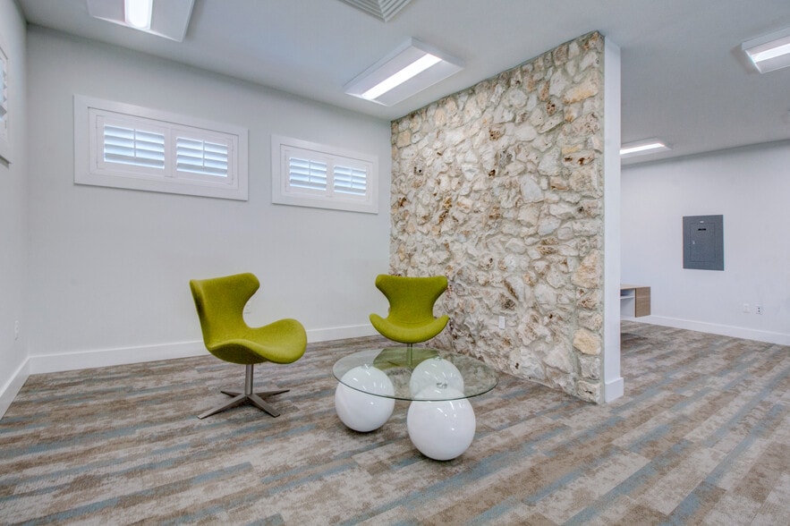 225 SW 7th Ter, Gainesville, FL for lease - Interior Photo - Image 2 of 17