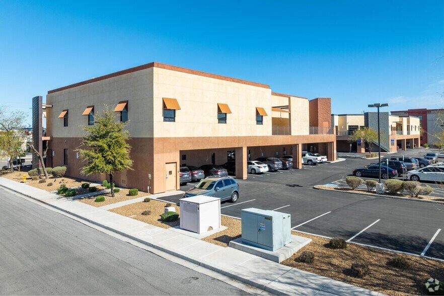 311 E Warm Springs Rd, Las Vegas, NV à louer - Photo du bâtiment - Image 2 de 22