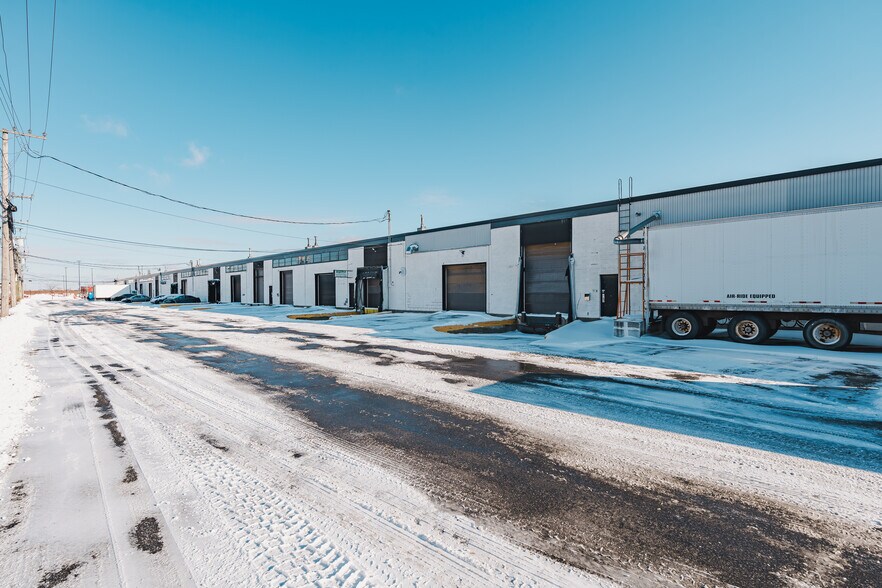 4085-4155 Rue Griffith, Saint-Laurent, QC à louer - Photo du bâtiment - Image 2 de 3