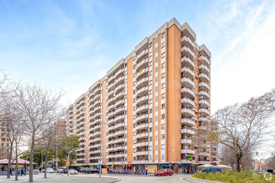 Multifamily in L'Hospitalet de Llobregat, Barcelona for sale - Building Photo - Image 2 of 4
