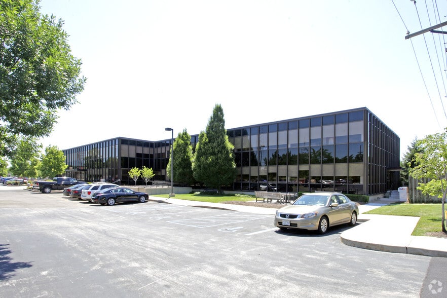 9990 Old Olive Street Rd, Creve Coeur, MO à vendre - Photo du bâtiment - Image 2 de 15