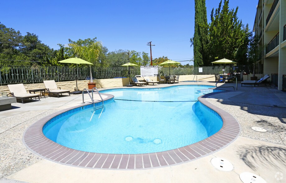 20 E Main St, Los Gatos, CA à louer - Photo du bâtiment - Image 3 de 60